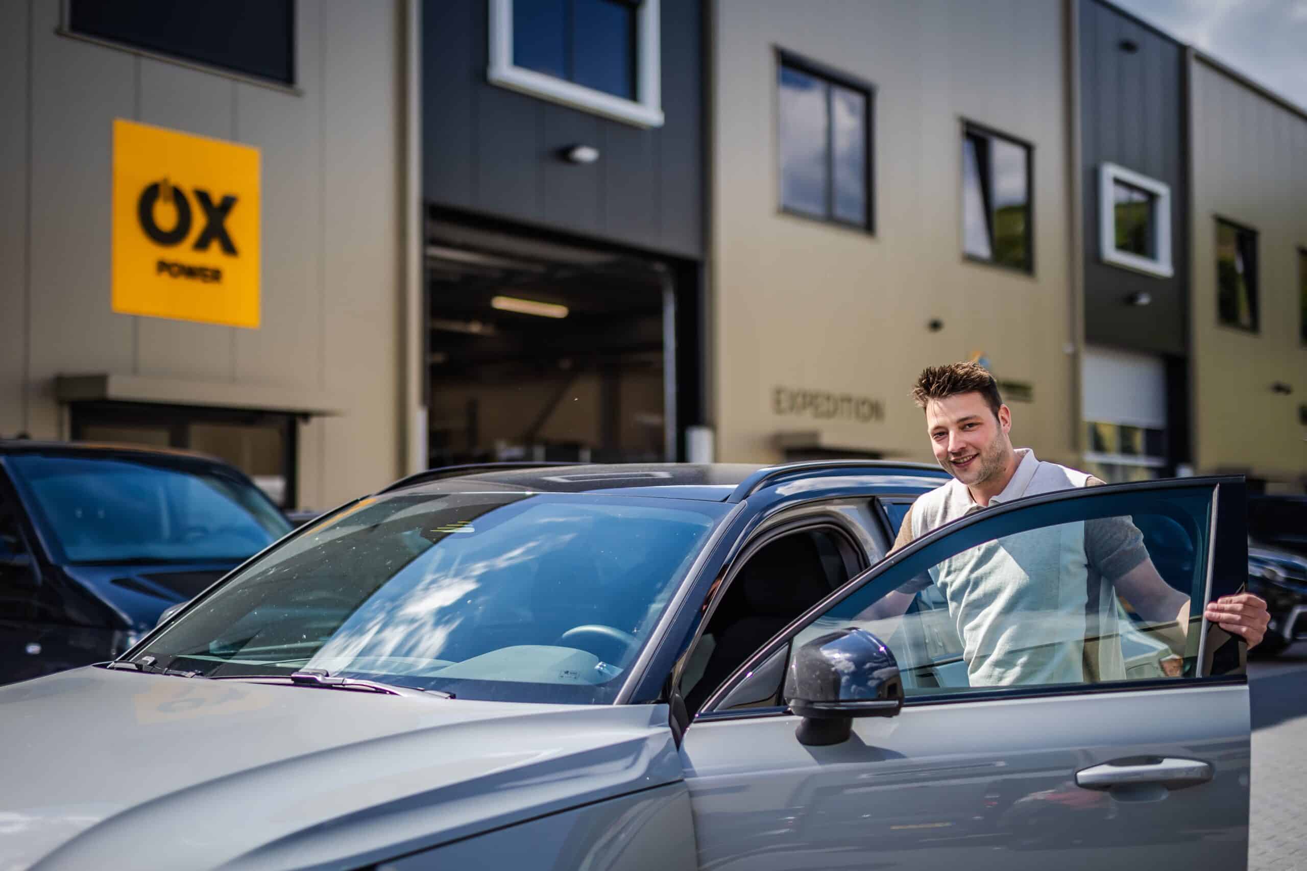 Remco bij volvo met deur open