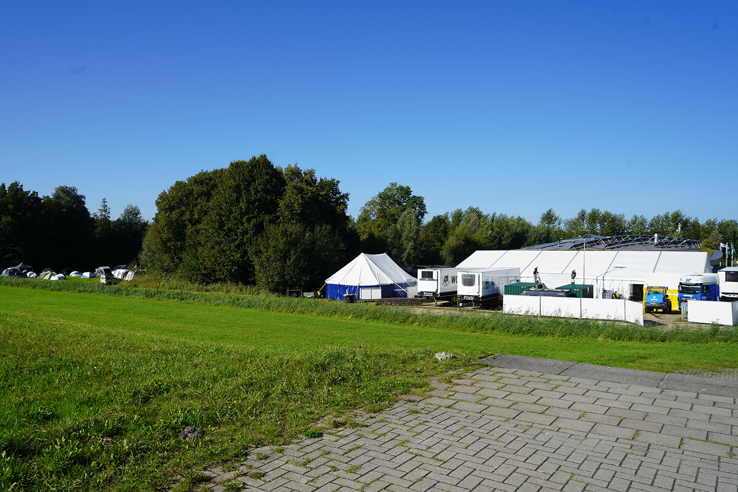 Scoutinglandgoed Zeewolde met op het gebouw de zonnepanelen die aangesloten kunnen worden op de Mobiele Energie B-OX-M.