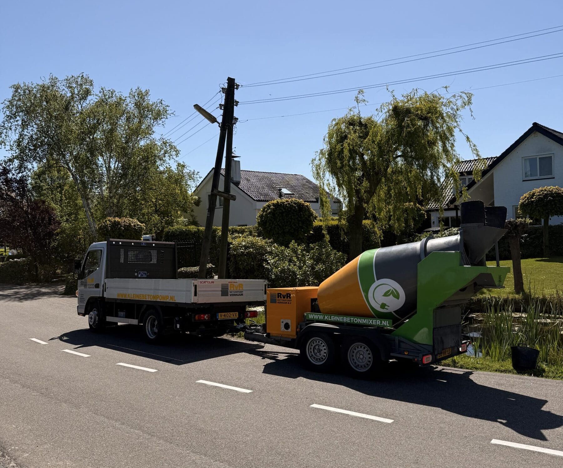 De kleine accubetonmolen in beeld.